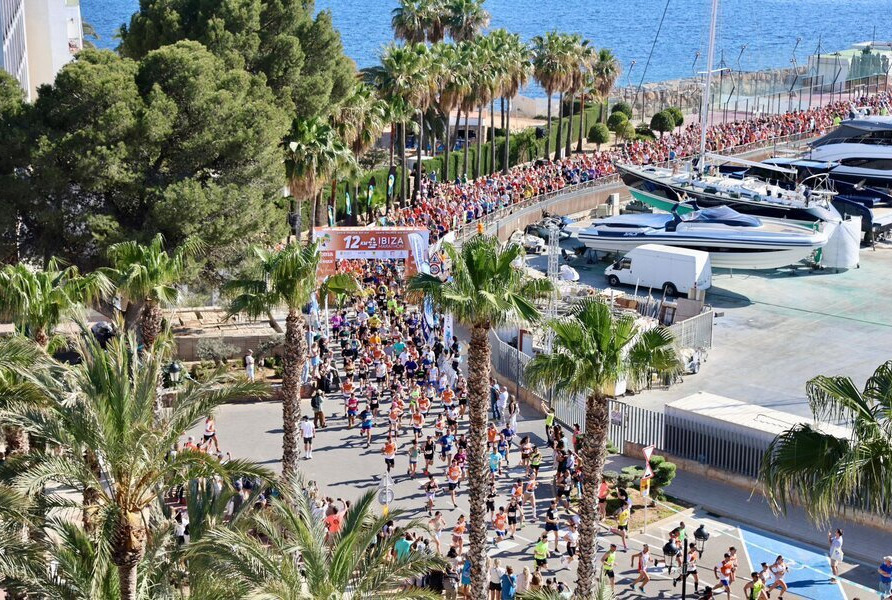 Apartamentos Baha Santa Eulalia con el Santa Eulria Ibiza Marathon